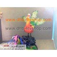 طاووس ملون مغرد ومقلمة مكتب على فرع شجرة